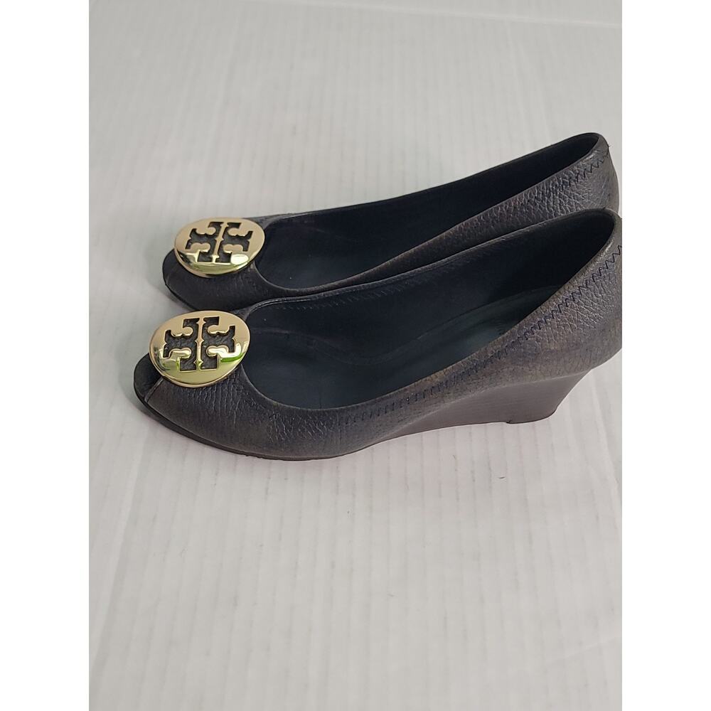 Tory Burch Shoes SZ 8 Sally 2 Tone Leather Peep Toe Wedge Pumps Logo Heels